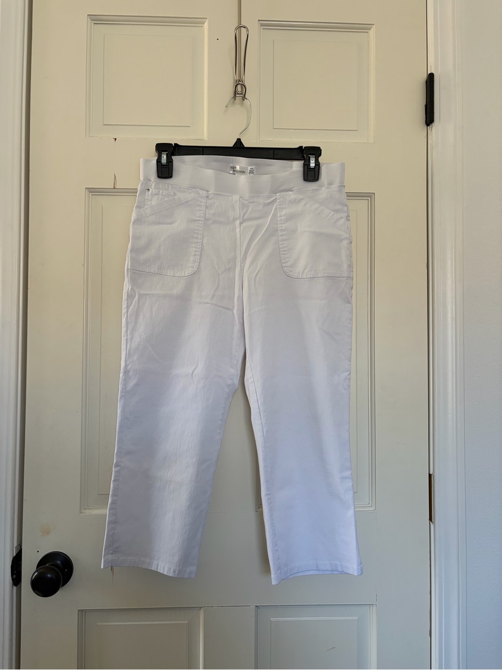 89th & Madison White Cropped Stretch Capris